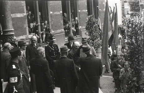 858192 Afbeelding van een menigte op het Domplein te Utrecht, mogelijk tijdens de viering van de eerste Koninginnedag ...